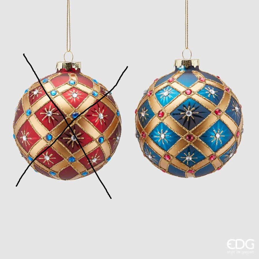 Realizzata in vetro decorata con gemme in platica colorata e glitter. Dimensioni: diametro cm 10. In negozio e online su tuttochic.it