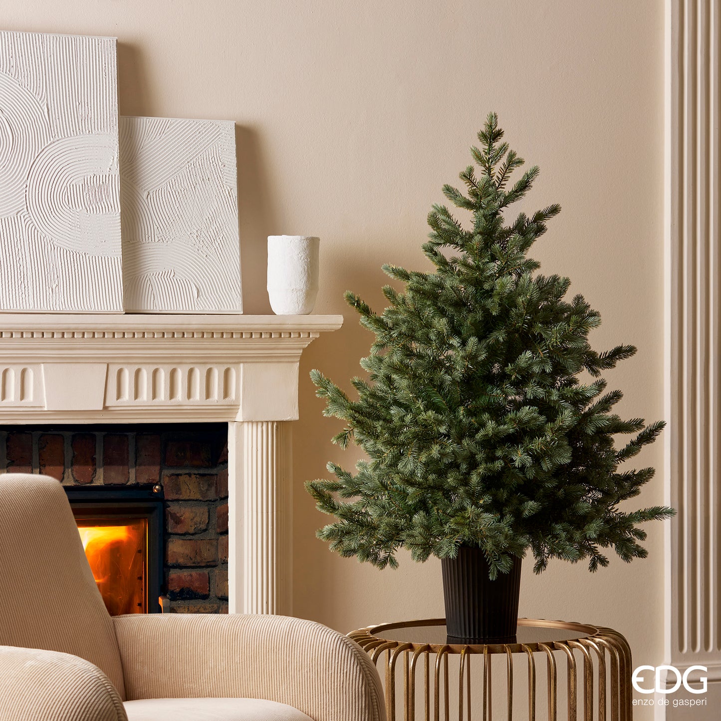 Pino dal colore argentato tipico del Nord America Albero di Natale alto 120 cm in vaso, diametro di 99 cm con 1423 rametti (1291 in PE+132 in PVC). Facile da montare e da riporre Materiale ignifugo e atossico. In negozio e online su tuttochic.it