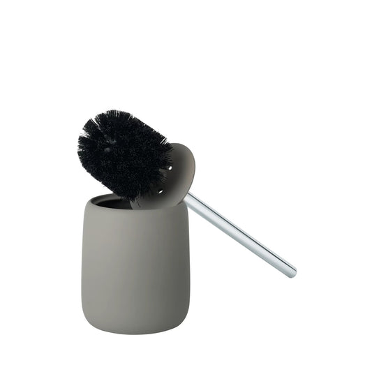 Scopino SONO, nell'elegante tonalità di grigio, è sempre a portata di mano. Il manico della spazzola, realizzato in acciaio inossidabile lucidato di alta qualità, si trova in modo decorativo in un supporto con superficie opaca soft-touch di colore grigio. Dimensioni: cm 11,4 x 39 h. In negozio e online su tuttochic.it