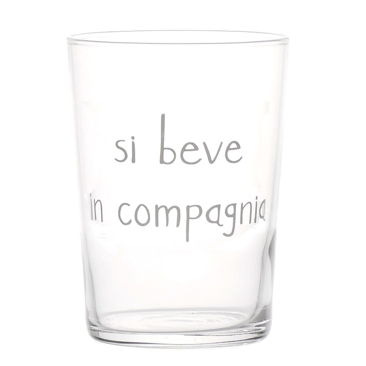 Set da 6 bicchieri in vetro con decoro serigrafato "si beve in compagnia". Aggiungi un tocco di originalità ai tuoi momenti conviviali e goditi una birra o bibita nel modo più divertente. Bicchieri festeggiare con gli amici! Dimensioni: Ø 8,8 x 12 h cm. Prodotto in Italia. In negozio e online su tuttochic.it