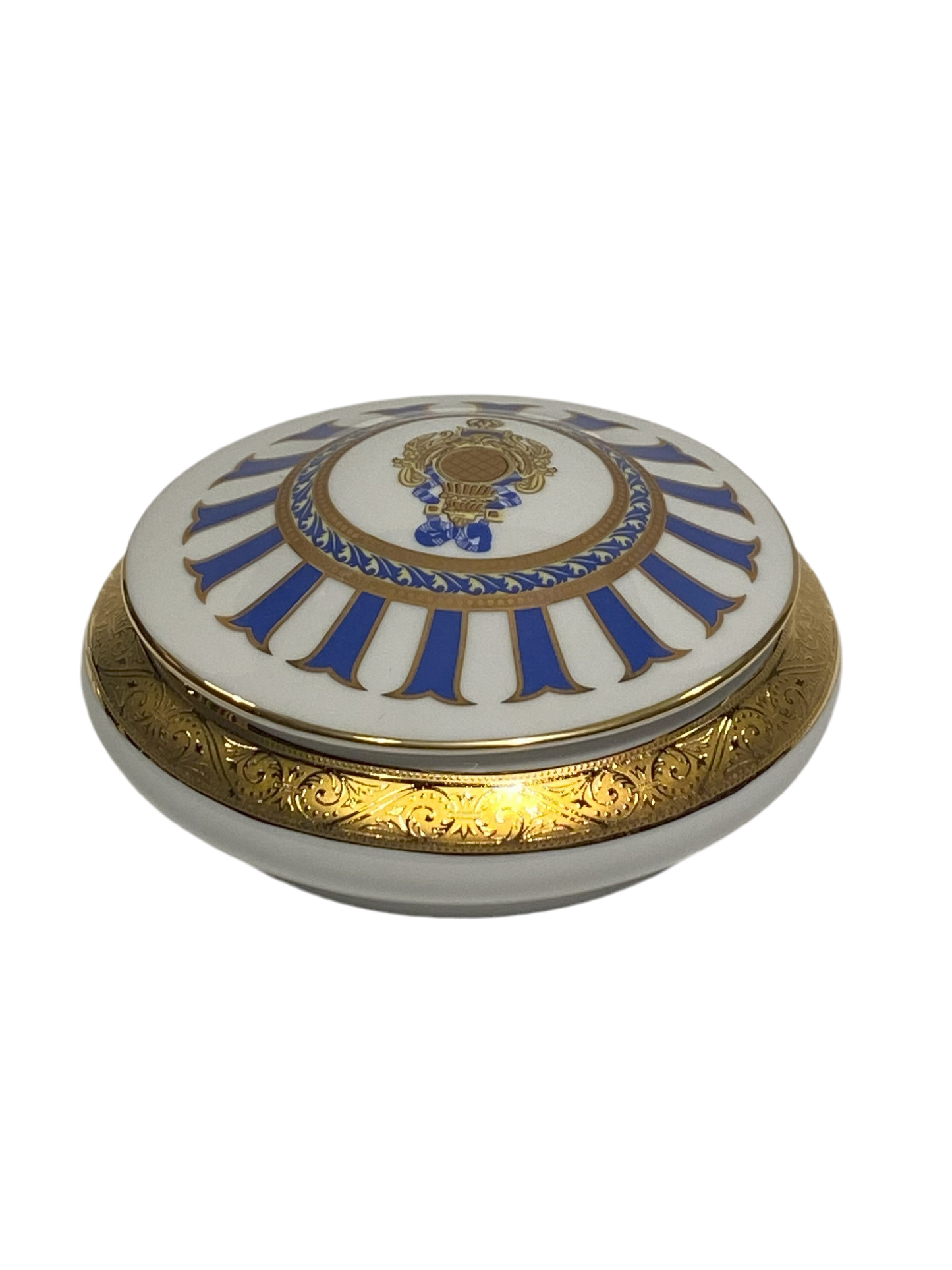 Scatola tonda con coperchio bombato in porcellana Limoges con decoro in oro zecchino e blu. Dimensioni: cm ø 16 x h 7. In negozio e online su tuttochic.it