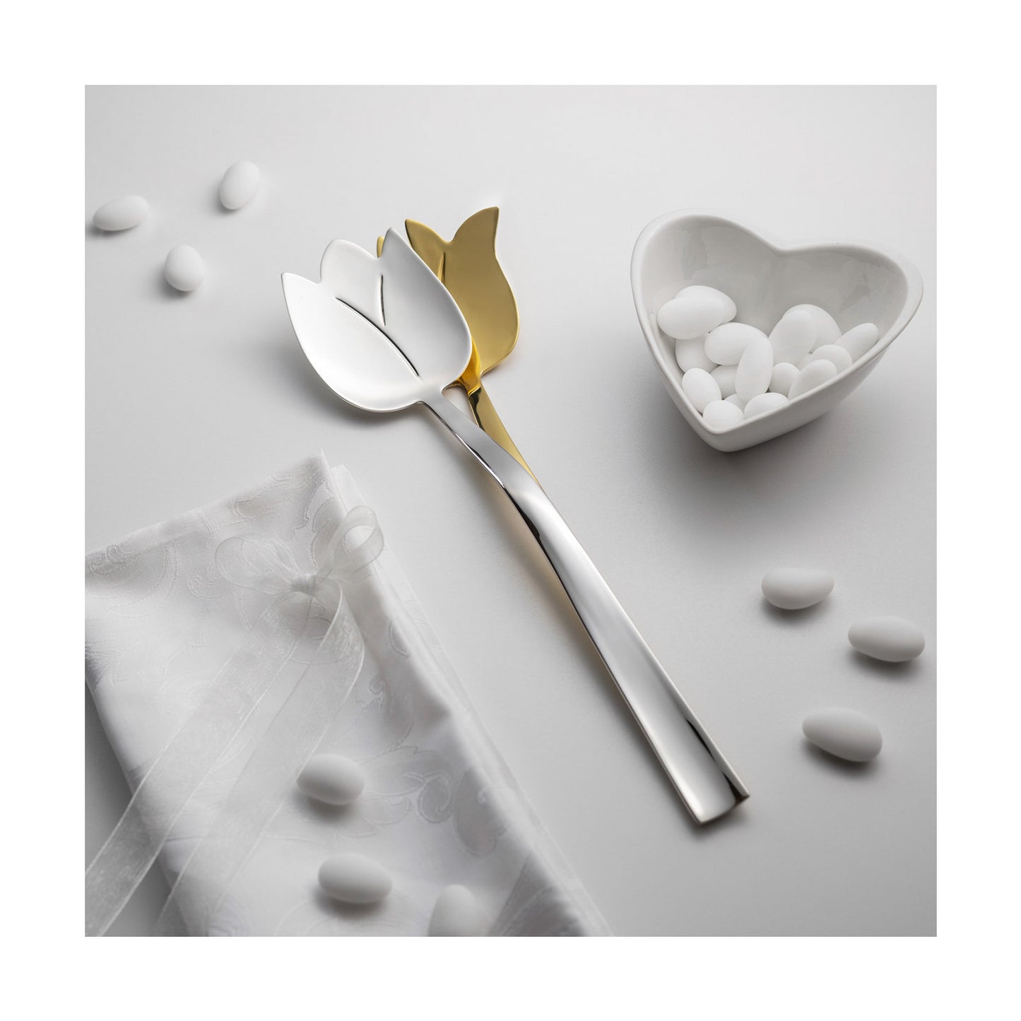 Tulipano è un set di posate insalata dal design non comune, che si ispira alla fresca bellezza dei tulipani in fiore. Le posate sono in acciaio inox 18/10 con finitura PVD in oro 24 carati. Dimensioni: cm 31 x 8,5 Lavabili in lavastoviglie. In negozio e online su tuttochic.it