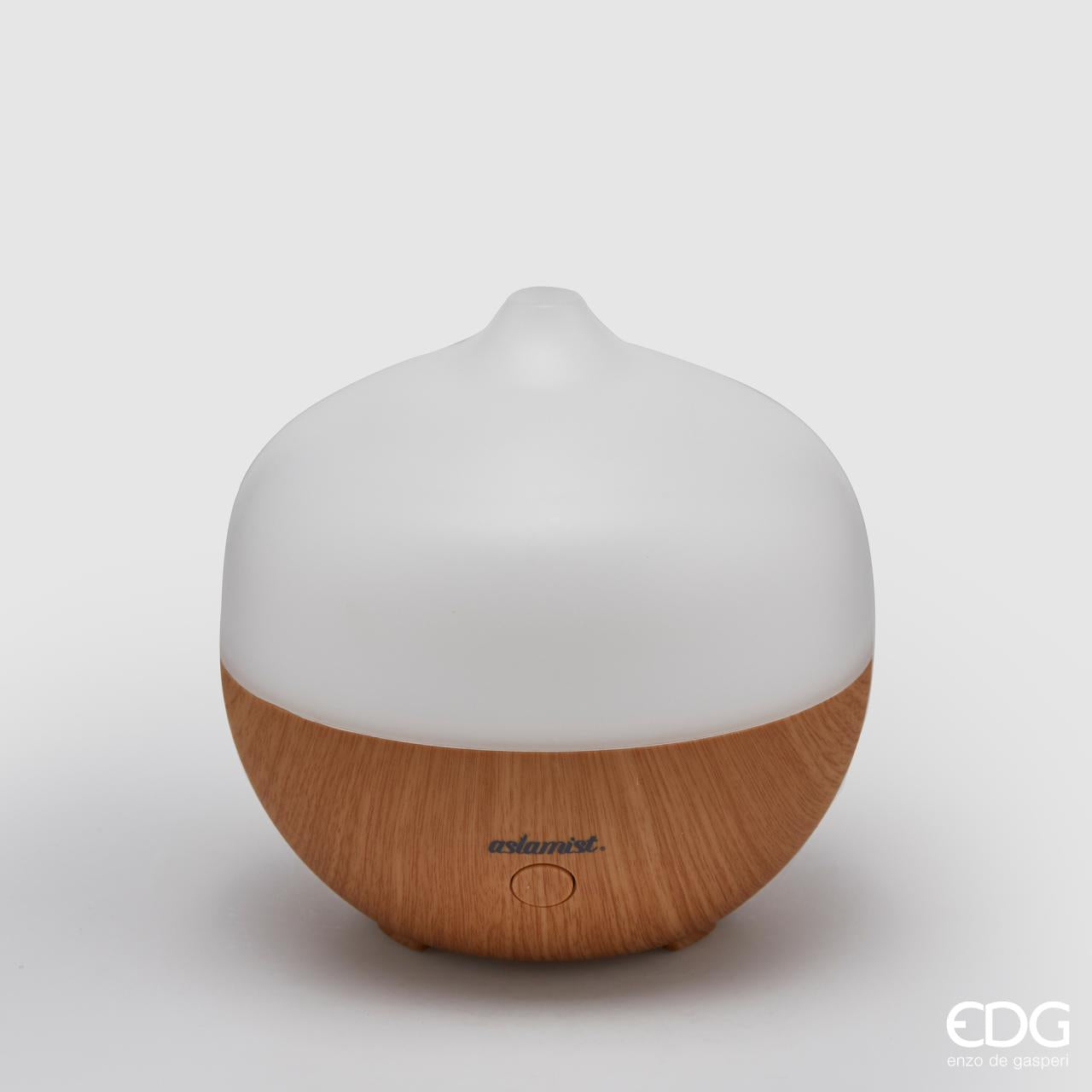 Permette di nebulizzare fragranze (oli idrosolubili) per creare una piacevole atmosfera profumata. Dotato di di luci a led che rischiarano l'ambiente con una delicata sequenza cromatica che può fungere da luce notturna. Corredato di foglio di istruzioni. Dimensioni. cm 13 x 13 h In negozio e online su tuttochic.it