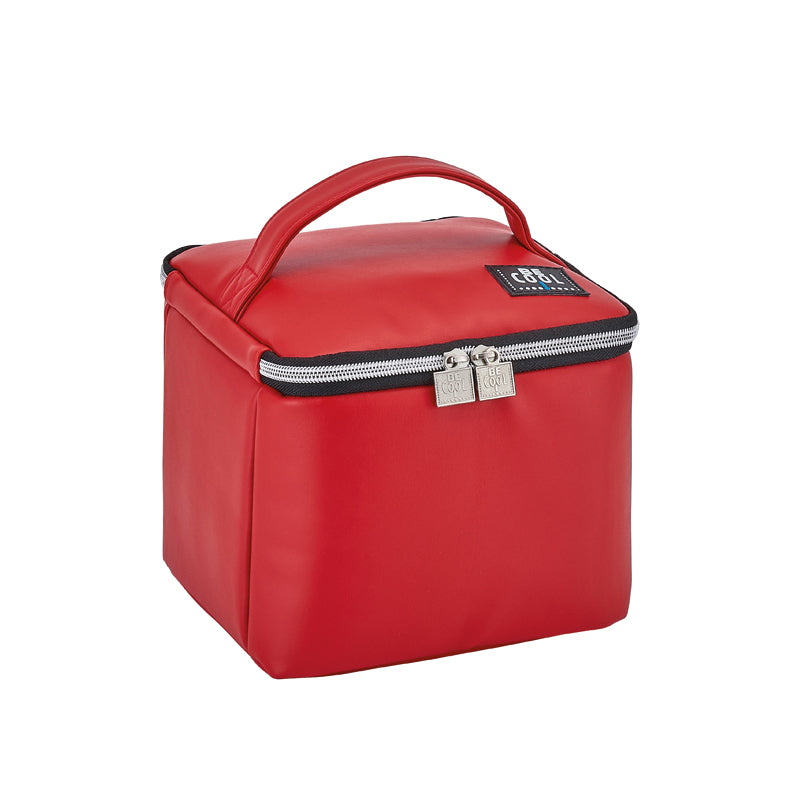 La borsetta termica mantiene al fresco frutta, bevande, cosmetici e molto altro. Utilizzabile in molteplici occasioni come campeggio, tempo libero, gite e palestra ecc. Realizzata in PVC e con materiale isolante-EPE di alta qualità. Dimensioni: cm 18 x 18 x 15 - Capacità: 4,5 litri. In negozio e online su tuttochic.it