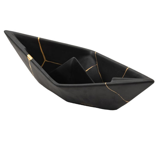 La Barchetta Origami Kintsugi in ceramica può essere utilizzata come portaoggetti, svuotatasche o fermacarte, Dimensioni: cm 42 x 17 x h 12. In negozio e online su tuttochic.it
