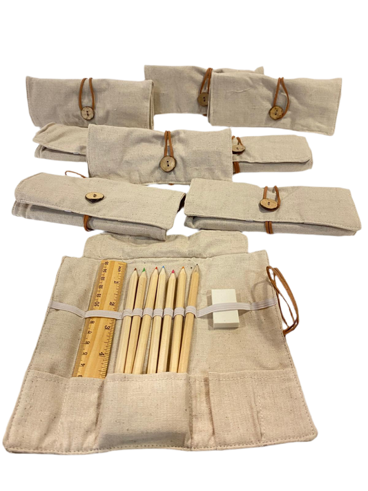 Set di 9 Sacchetti chiudibili in tessuto con 7 matite colorate, righello in legno e gomma per cancellare. Dimensioni: cm 10 x 7 h . In negozio e online su tuttochic.it