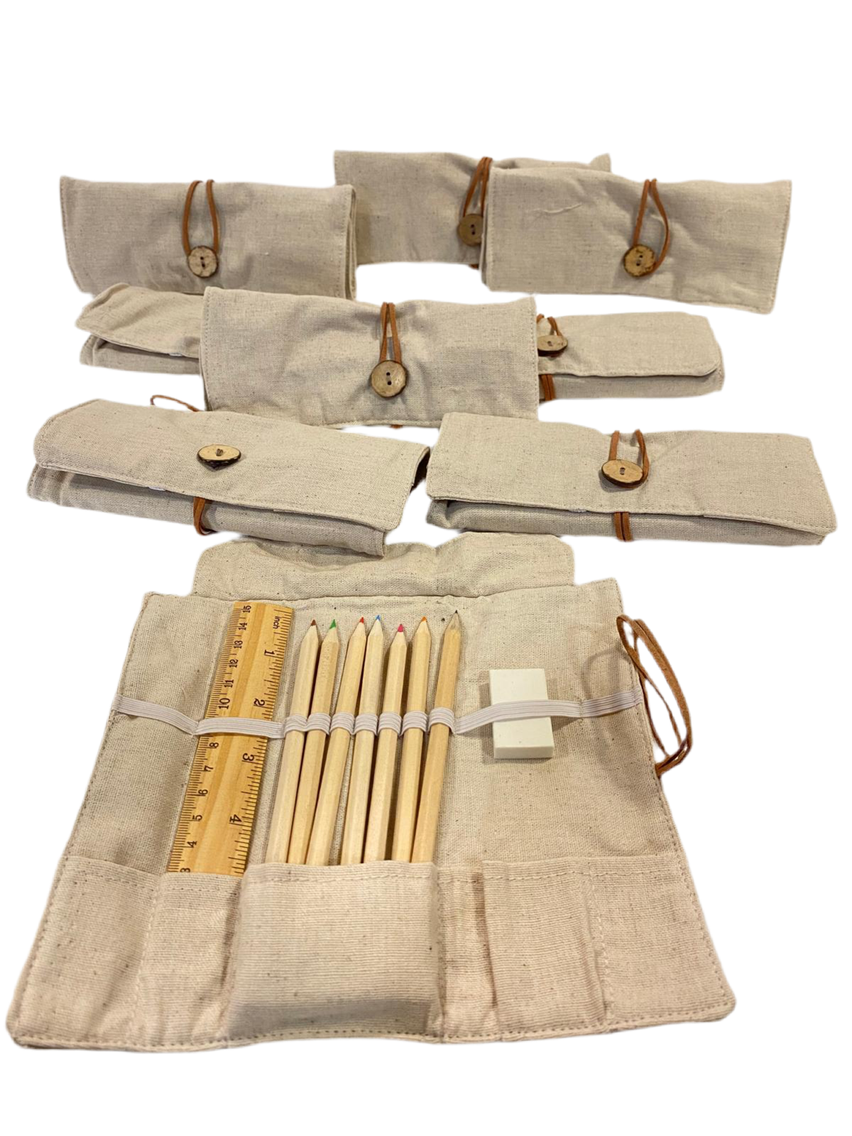 Set di 9 Sacchetti chiudibili in tessuto con 7 matite colorate, righello in legno e gomma per cancellare. Dimensioni: cm 10 x 7 h . In negozio e online su tuttochic.it