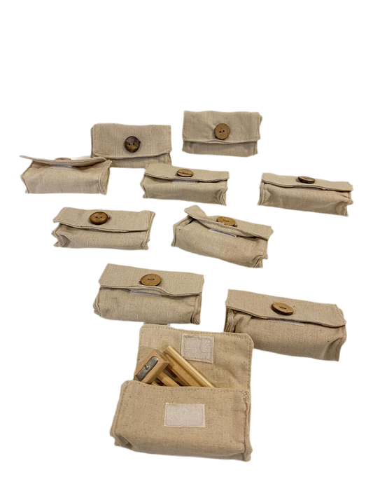 Set di 10 Sacchetti in tessuto con7 mini matite colorate e temperino in legno naturale Dimensioni: cm 10 x 3x6 h Confettata e astuccio non inclusi. tuttochic.it