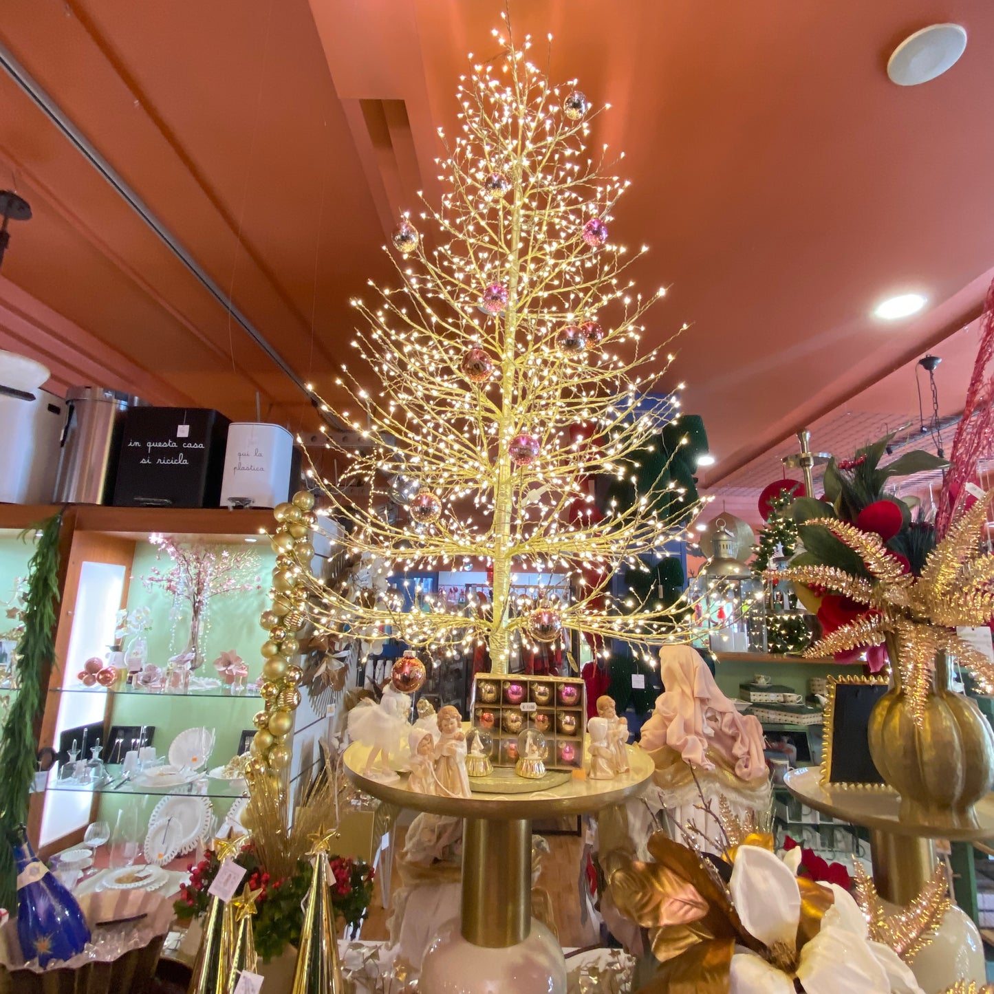 Albero Faggio Rich, alto 150 cm, è realizzato in metallo color oro con una raffinata forma conico-piramidale con 1440 luci LED