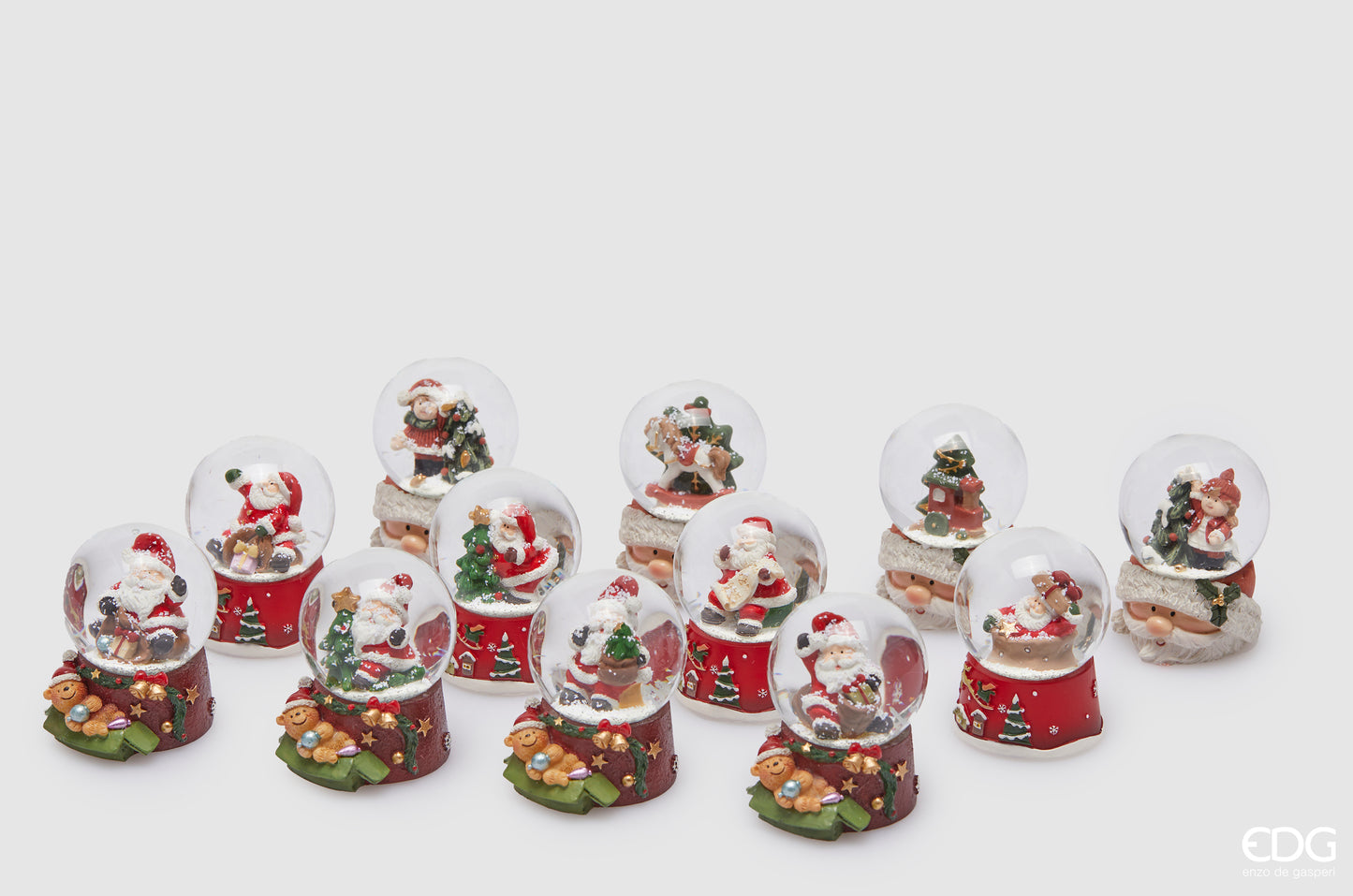 Bolla neve in resina decorata in modelli assortiti. Dimensioni: cm 4,5 x 6,5 h. In negozio e online su tuttochic.it