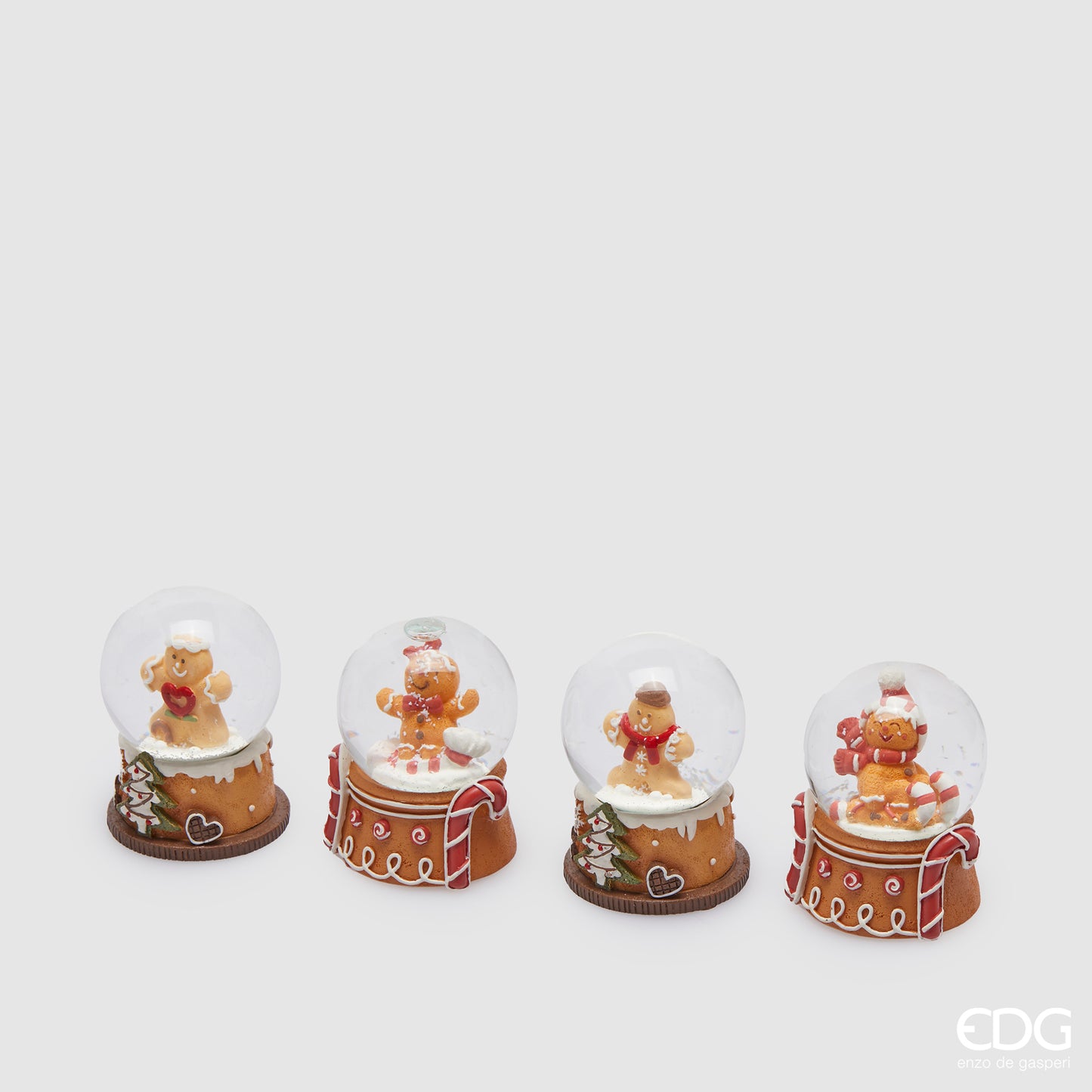 Bolla neve in resina decorata. Dimensioni: cm 4,5 x 6,5 h. In negozio e online su tuttochic.it