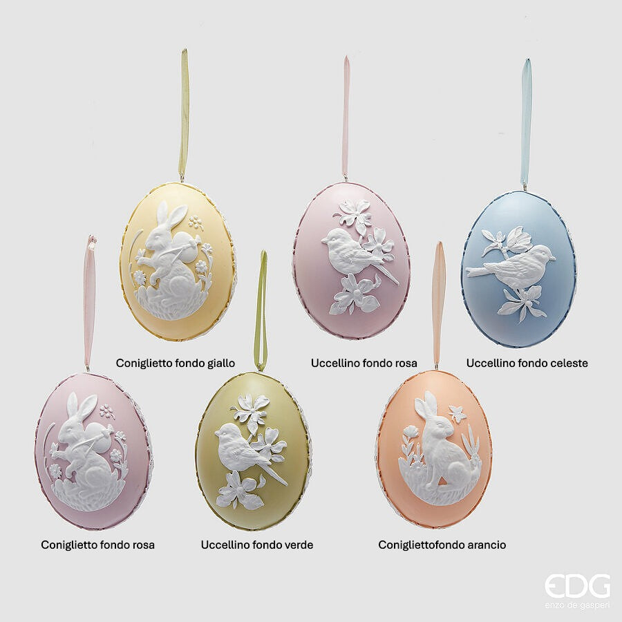 Inspirata ai colori della Pasqua, questa pregiata decorazione a forma di uovo è realizzata in poliresina e disponibile in 6 diversi decori. Dimensioni singole: Ø 7,5 x h 10,5. In negozio e online su tuttochic.it