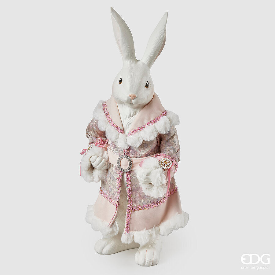 Aggiungi un tocco di eleganza pasquale alla tua casa con il Coniglio Dandy. Realizzato in resina bianca di alta qualità, questo grazioso decoro è abbellito da un vestito in vero tessuto decorato, per un'atmosfera di raffinatezza. Dimensioni: altezza cm 54,5. In negozio e online su tuttochic.it