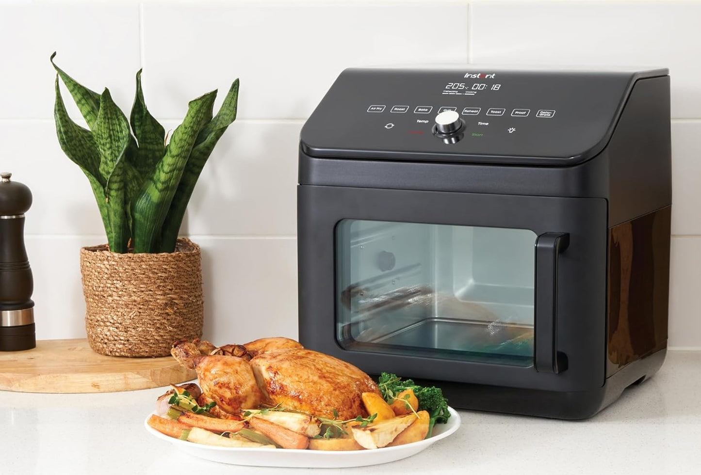 Forno multifunzione compatto ma allo stesso tempo molto capiente (13L di capacità) con la velocità e l'efficienza di una friggitrice ad aria, in grado di: grigliare, arrostire, tostare, cuocere, riscaldare, disidratare. Capienza: 13 L• Dimensioni: 35 x 34.5 x 37,5 cm• Peso: 8.2 kg. In negozio e online su tuttochic.it