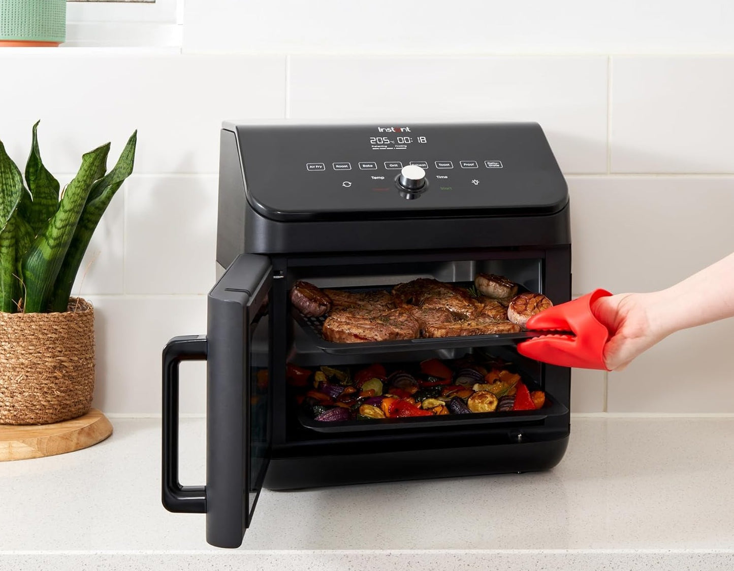Forno multifunzione compatto ma allo stesso tempo molto capiente (13L di capacità) con la velocità e l'efficienza di una friggitrice ad aria, in grado di: grigliare, arrostire, tostare, cuocere, riscaldare, disidratare. Capienza: 13 L• Dimensioni: 35 x 34.5 x 37,5 cm• Peso: 8.2 kg. In negozio e online su tuttochic.it