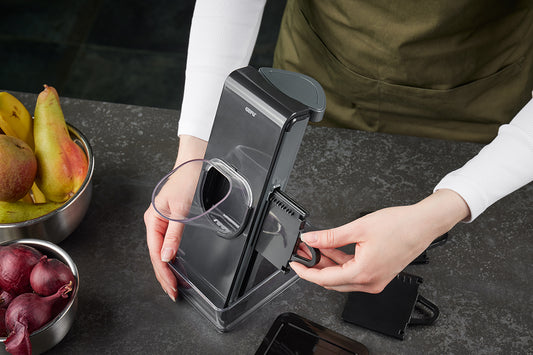 L'ingegnoso affettaverdure STANDO è il must per tutti coloro che vogliono affettare o tritare frutta e verdura in modo rapido e particolarmente sicuro, dalle sottili julienne alle fette perfette. tutti i componenti sono lavabili in lavastoviglie ad eccezione del corpo. In negozio e online su tuttochic.it