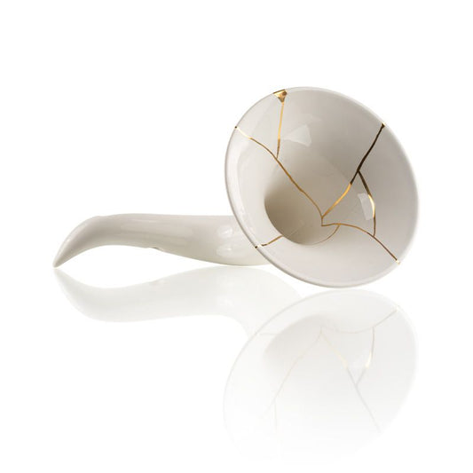 Scaramaz è un amplificatore compatibile con tutti gli smartphone in cui la cassa acustica è posizionata in basso, vicino al microfono. Scaramaz ti permetterà di aumentare il volume del tuo smartphone di 15/20 decibel! Realizzato a mano in ceramica 100% italiana e smalti atossici. In negozio e online su tuttochic.it