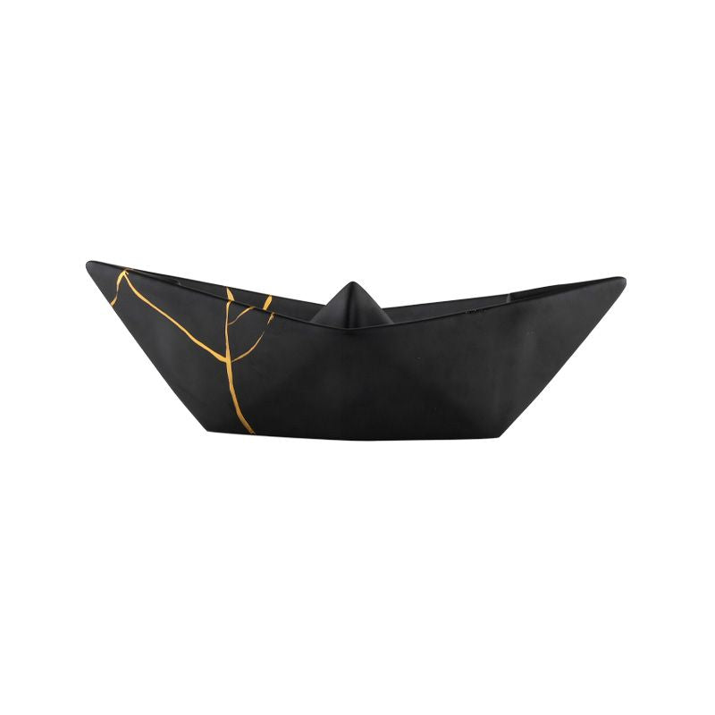 La Barchetta Origami Kintsugi in ceramica può essere utilizzata come portaoggetti, svuotatasche o fermacarte, Dimensioni: cm 30 x 13 x h 9. In negozio e online su tuttochic.it