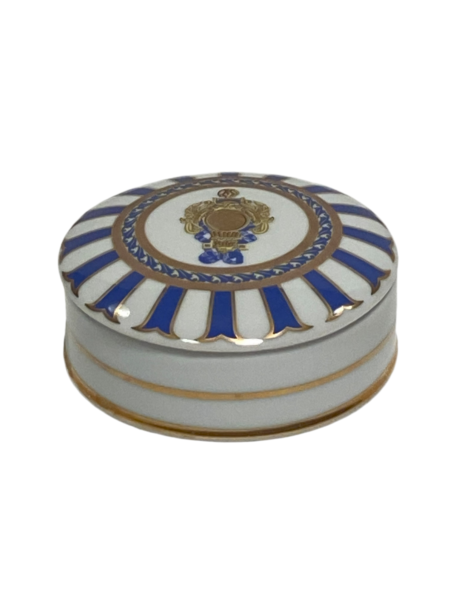 Scatola tonda con coperchio bombato in porcellana Limoges con decoro in oro zecchino e blu. Dimensioni: cm ø 10 x h 4,5. In negozio e online su tuttochic.it