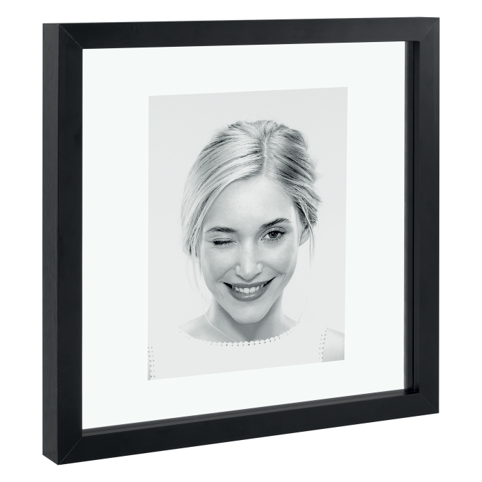 Portafoto da appoggio e da parete in alluminio estruso di colore nero con doppi vetri. Dimensioni esterno: 28x28 (per foto 15x20). Pulire con un panno umido di sola acqua. In negozio e online su tuttochic.it