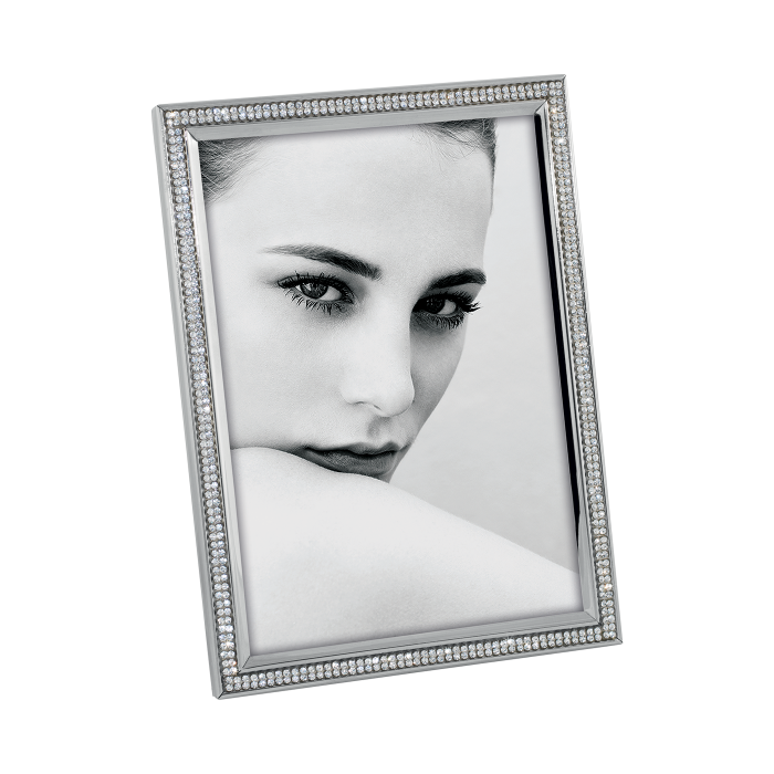 Portaritratti in silver, finitura lucida, con strass. Orientabile in senso orizzontale e verticale. Schienale velluto. FORMATI: 10X15 e 13X18. In negozio e online su tuttochic.it