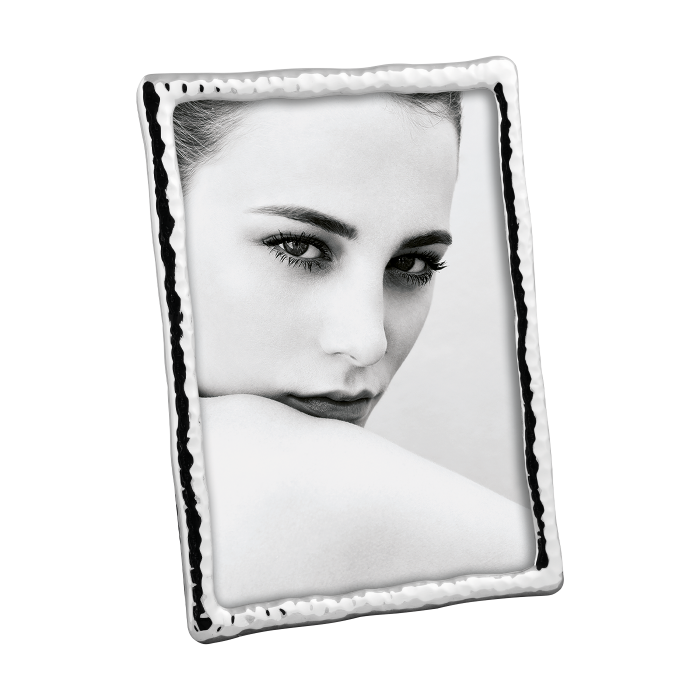 Portafoto metallo con finitura lucida. Orientabile in senso orizzontale e verticale. Disponibile in due misure 13X18 - 20X25. In negozio e online su tuttochic.it