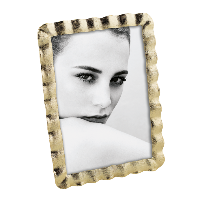 Esposizione di lusso con questo portafoto in metallo pressofuso. colore oro Formato foto cm 13 x 18. In negozio e online su tuttochic.it