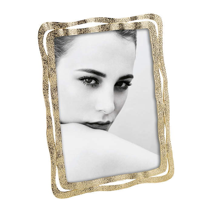 Esposizione di lusso con questo portafoto in metallo pressofuso. colore oro Formato foto cm 13 x 18. In negozio e online su tuttochic.it