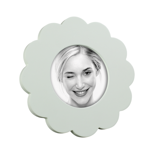 Portafoto in legno laccato, disponibile in 3 colori. Può essere appeso o poggiato. Formato foto: cm 13 x 13. In negozio e online su tuttochic.it