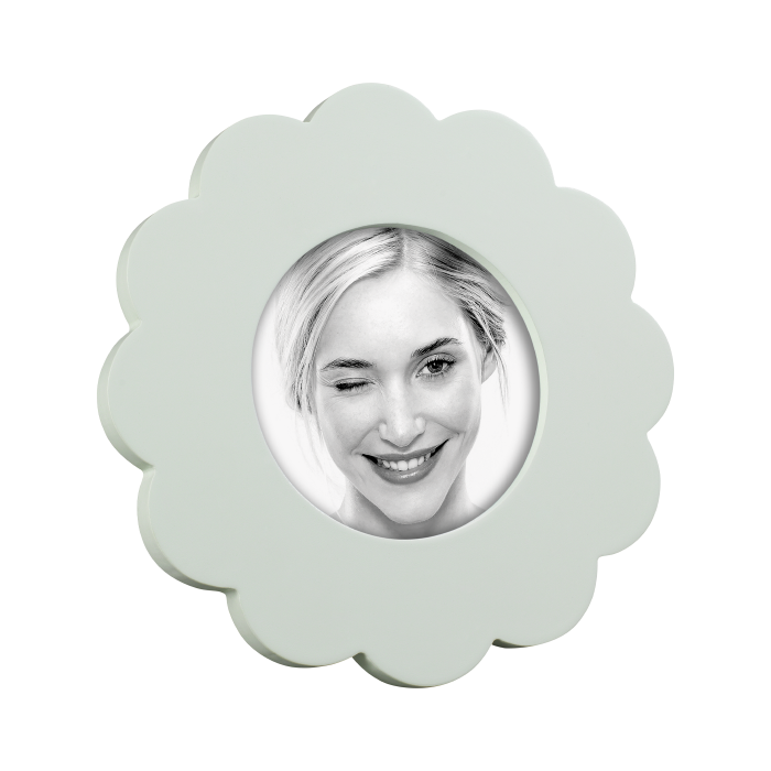 Portafoto in legno laccato, disponibile in 3 colori. Può essere appeso o poggiato. Formato foto: cm 13 x 13. In negozio e online su tuttochic.it