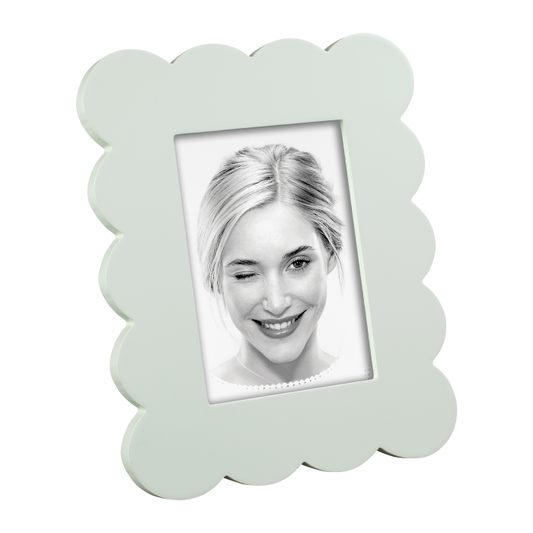 Portafoto in legno laccato, disponibile in 3 colori. Può essere appeso o poggiato, sia in posizione verticale che orizzontale. Formato foto: cm 13 x 18. In negozio e online su tuttochic.it