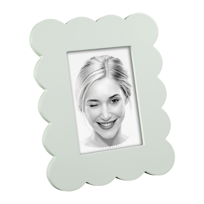Portafoto in legno laccato, disponibile in 3 colori. Può essere appeso o poggiato, sia in posizione verticale che orizzontale. Formato foto: cm 13 x 18. In negozio e online su tuttochic.it