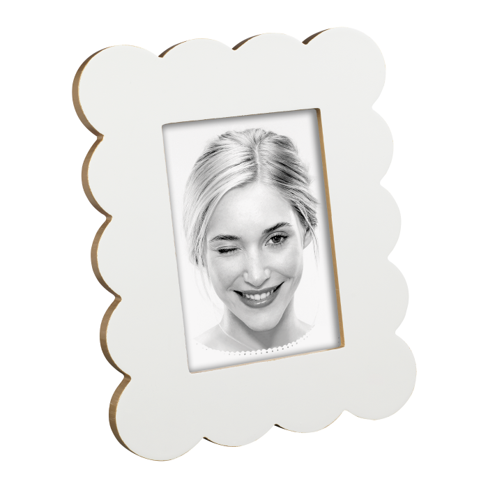 Questo portafoto può essere appeso o poggiato sia in verticale che in orizzontale, permettendoti di esporre le tue foto in modo versatile e raffinato. Disponibile in due formati per foto: cm 10 x 10 e 13 x 18. In negozio e online su tuttochic.it