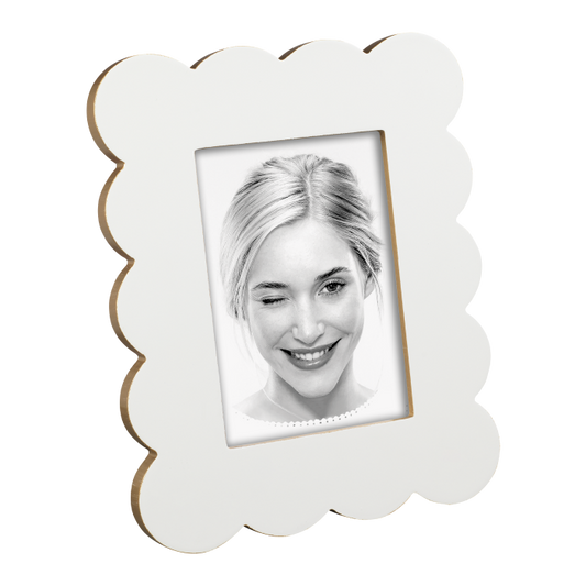 Questo portafoto può essere appeso o poggiato sia in verticale che in orizzontale, permettendoti di esporre le tue foto in modo versatile e raffinato. Disponibile in due formati per foto: cm 10 x 10 e 13 x 18. In negozio e online su tuttochic.it