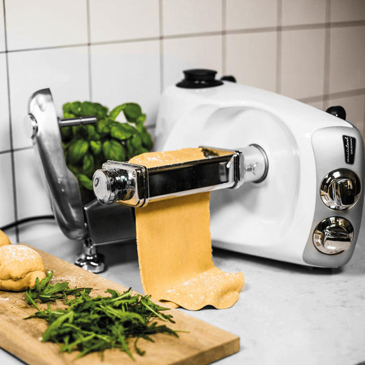 Il rullo Lasagne produce sfoglie di pasta per realizzare lasagne, ravioli e tortellini e spaghetti per Assistant di Ankarsrum. In negozio e online su tuttochic.it