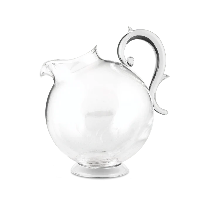 Brocca in acrilico trasparente della delicata collezione Aqua. Le perfette linee classiche trovano spazio ed espressione in oggetti capaci di coniugare la seduzione di un design raffinato con l’armonia di un materiale funzionale come l’acrilico. Capacità: litri 2,25. In negozio e online su tuttochic.it