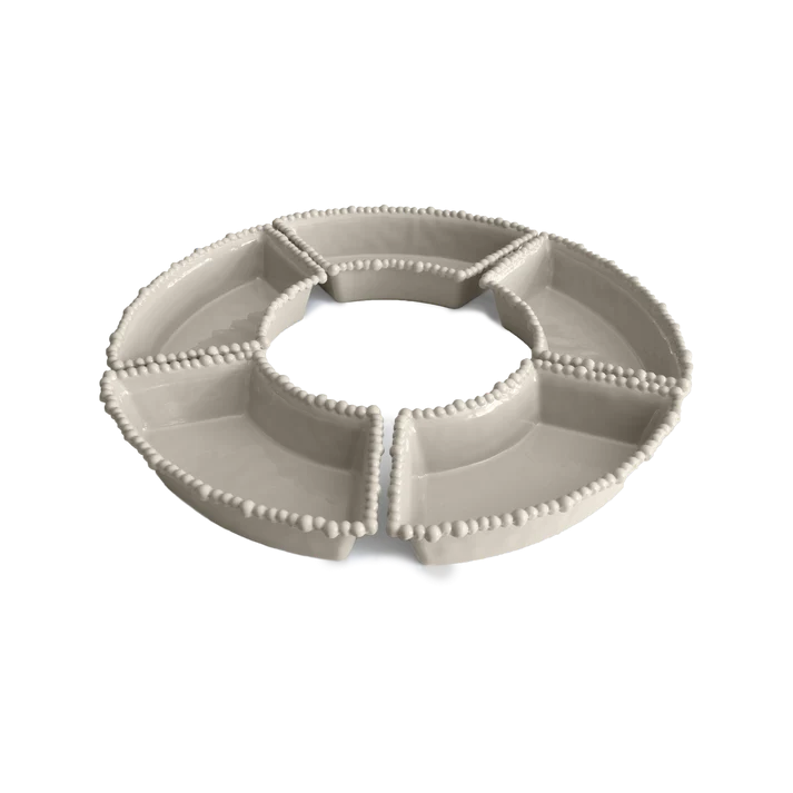 Set 5 piatti aperitivo in melamina di colore tortora dell'innovativa collezione Joke. Tonalità pastello e caratteristico bordo rivestito di micro sfere ornamentali fanno della linea in melamina un ottimo alleato per la tavola. Dimensioni: Ø 44 cm / h 2 cm. Lavabile in Lavastoviglie. In negozio e online su tuttochic.it