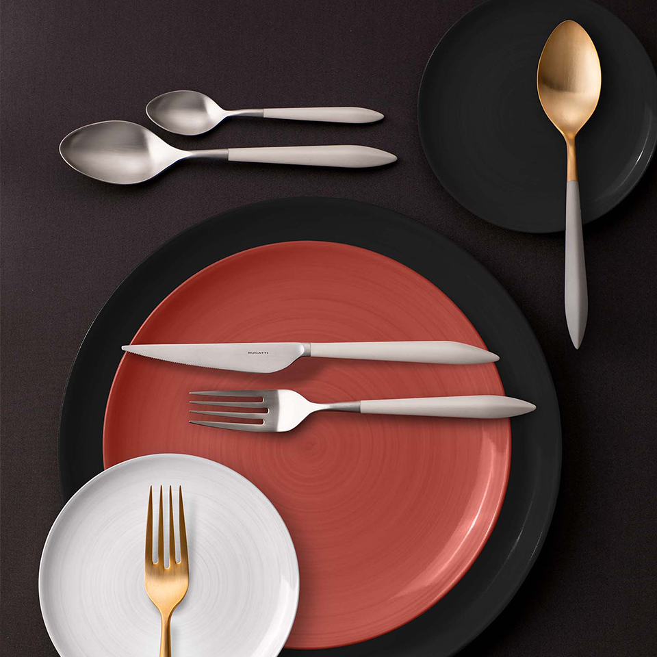 Set 24 pezzi modello Ares, colorazione del manico avorio e finitura in acciaio opaco confezionato in scatola finestra. Il Set 24 pezzi è composto da: 6 cucchiai da tavola 6 forchette da tavola 6 coltelli da tavola 6 cucchiaini. Sono lavabili in lavastoviglie 50-55°C. In negozio e online su tuttochic.it