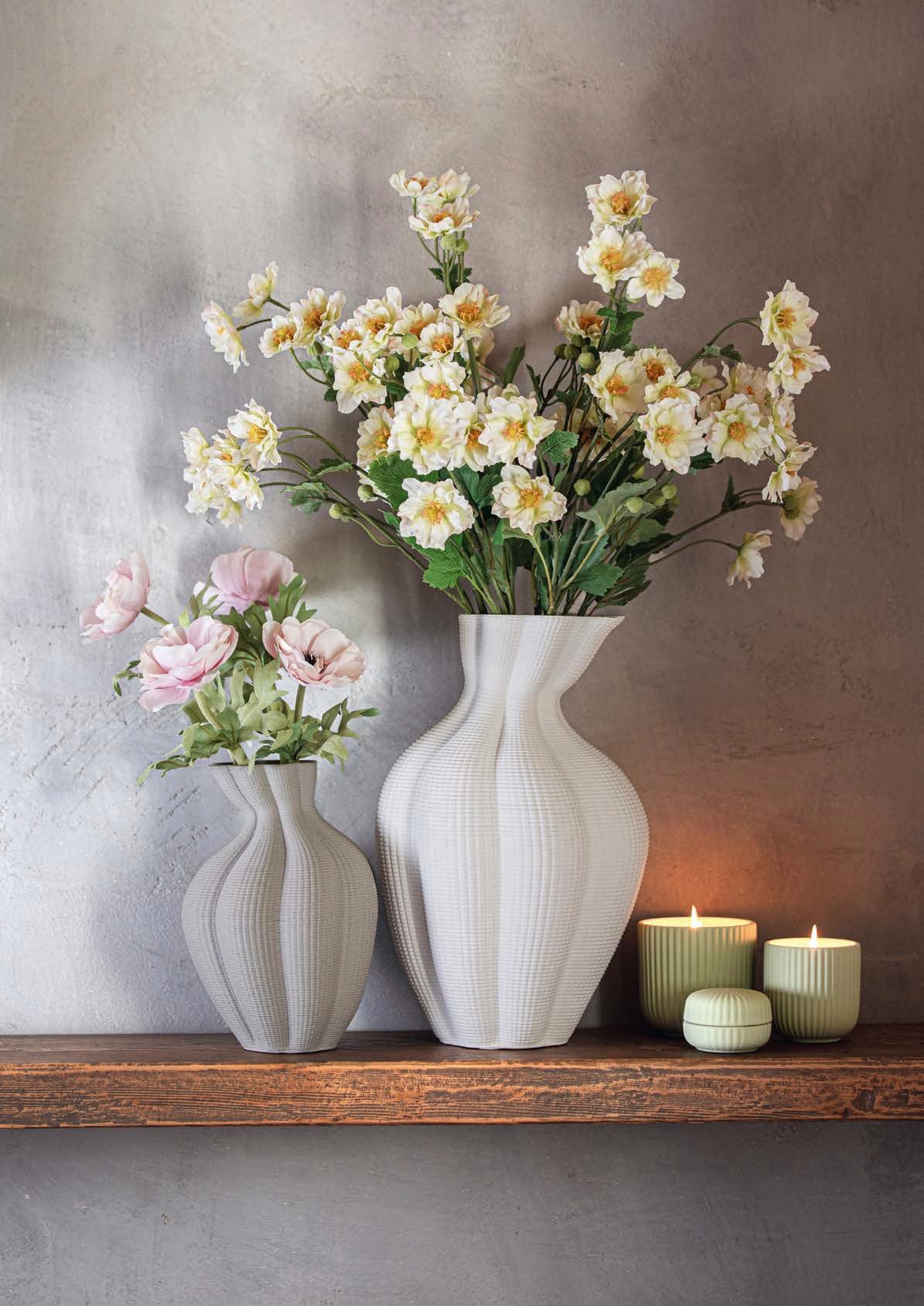 Vaso decorativo obliquo L "Atena". Realizzato in ceramica di colore grigio con stampante 3D. Dimensioni: cm Ø 18 x 28 h. In negozio e online su tuttochic.it