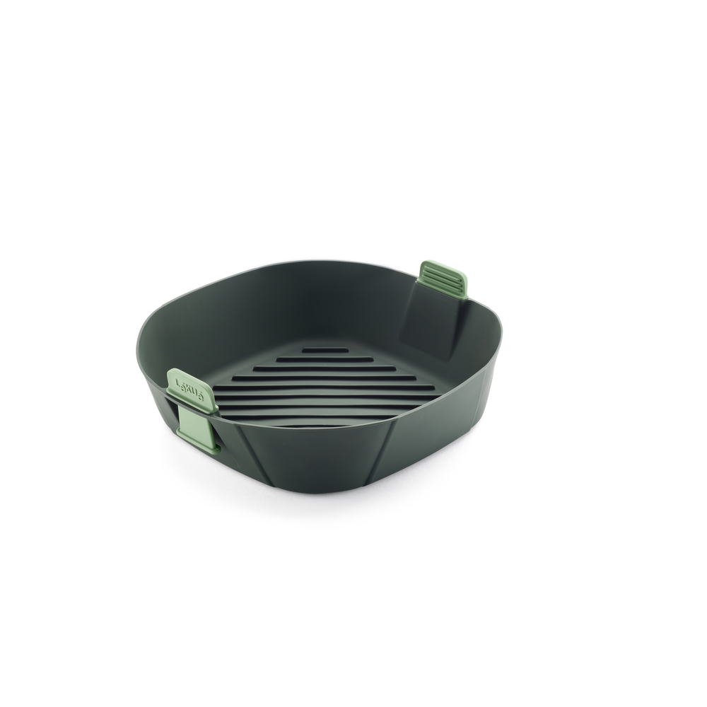 Goditi una cucina più pulita, semplice e sicura con questo cestello per friggitrice ad aria. Lavabile in lavastoviglie - Resiste fino a 220°C Dimensioni: Adattabile da cm 25 x 25 x h 8,5 a cm 22 x 22 x h 8,5. In negozio e online su tuttochic.it