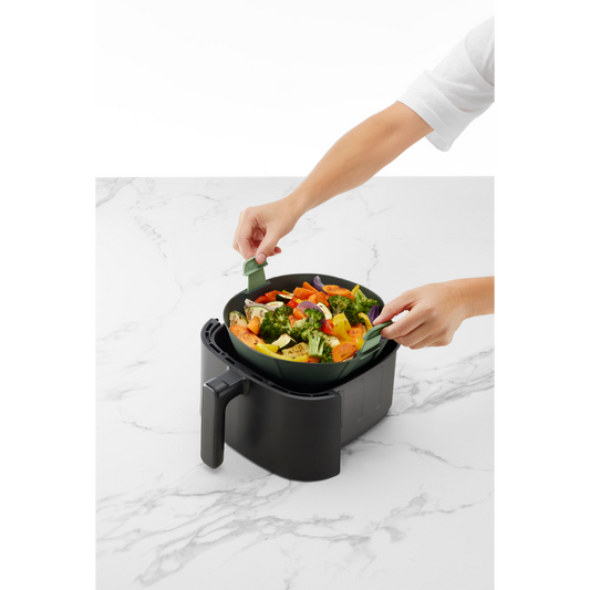 Goditi una cucina più pulita, semplice e sicura con questo cestello per friggitrice ad aria. Lavabile in lavastoviglie - Resiste fino a 220°C Dimensioni: Adattabile da cm 22 x 22 x h 8,5 a cm 18 x 18 x h 8,5. In negozio e online su tuttochic.it