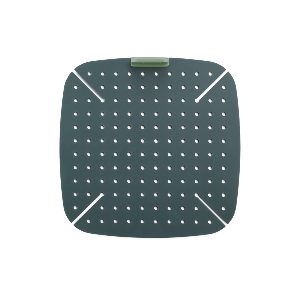 Cuoci il tuo cibo rapidamente e uniformemente grazie a questo tappetino, che ottimizza il flusso di aria calda nella tua friggitrice ad aria. Realizzato in 100% Silicone Platinico. Senza BPA. Lavabile in lavastoviglie - Resiste fino a 220°C Dimensioni: cm 22,5 x 22,5 x h 2,3. In negozio e online su tuttochic.it