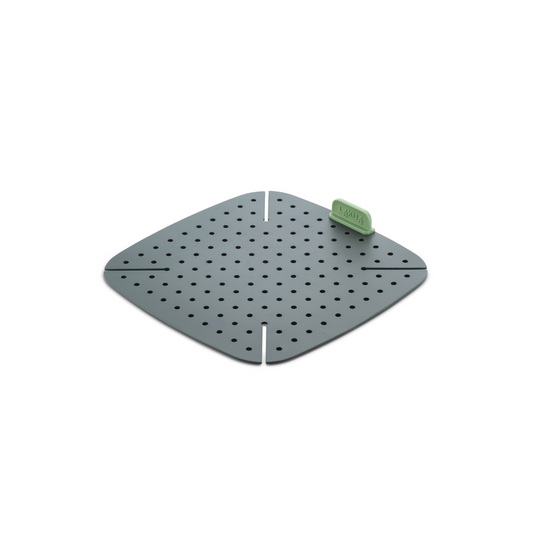 Cuoci il tuo cibo rapidamente e uniformemente grazie a questo tappetino, che ottimizza il flusso di aria calda nella tua friggitrice ad aria. Realizzato in 100% Silicone Platinico. Senza BPA. Lavabile in lavastoviglie - Resiste fino a 220°C Dimensioni: cm 22,5 x 22,5 x h 2,3. In negozio e online su tuttochic.it