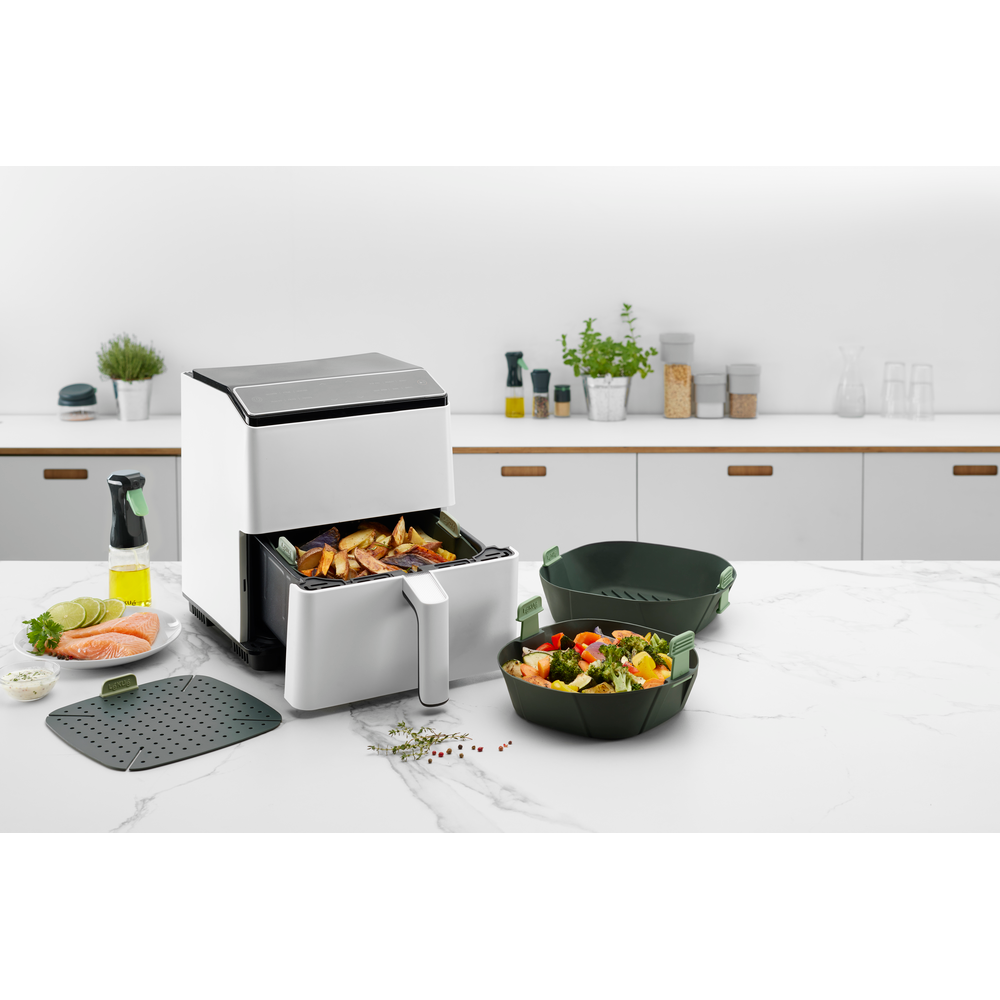 Goditi una cucina più pulita, semplice e sicura con questo cestello per friggitrice ad aria. Lavabile in lavastoviglie - Resiste fino a 220°C Dimensioni: Adattabile da cm 22 x 22 x h 8,5 a cm 18 x 18 x h 8,5. In negozio e online su tuttochic.it