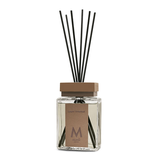 Profumatore d'ambiente con bastoncini in fibra, bottiglia in vetro rettangolare con 200 ml di fragranza e tappo in zama colorato. In negozio e online su tuttochic.it