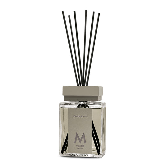 Profumatore d'ambiente con bastoncini in fibra, bottiglia in vetro rettangolare con 200 ml di fragranza e tappo in zama colorato. In negozio e online su tuttochic.it