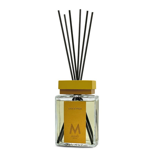 Profumatore d'ambiente con bastoncini in fibra, bottiglia in vetro rettangolare con 200 ml di fragranza e tappo in zama colorato. In negozio e online su tuttochic.it