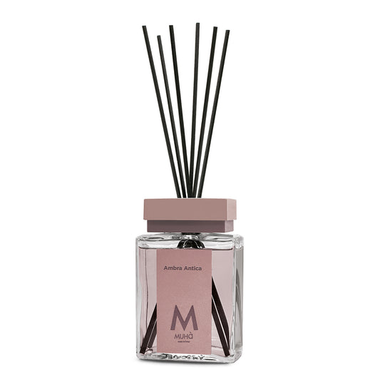 Profumatore d'ambiente con bastoncini in fibra, bottiglia in vetro rettangolare con 200 ml di fragranza e tappo in zama colorato. In negozio e online su tuttochic.it