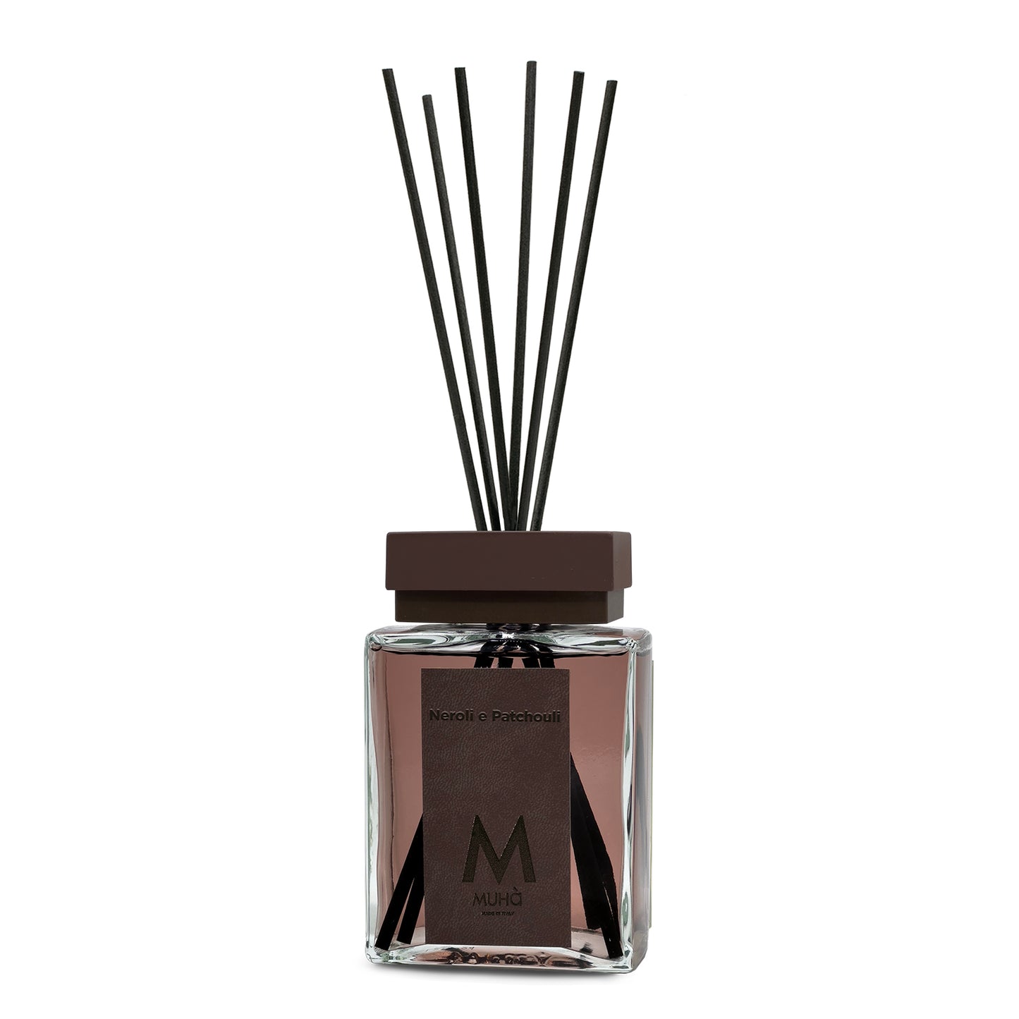 Profumatore d'ambiente con bastoncini in fibra, bottiglia in vetro rettangolare con 200 ml di fragranza e tappo in zama colorato. In negozio e online su tuttochic.it