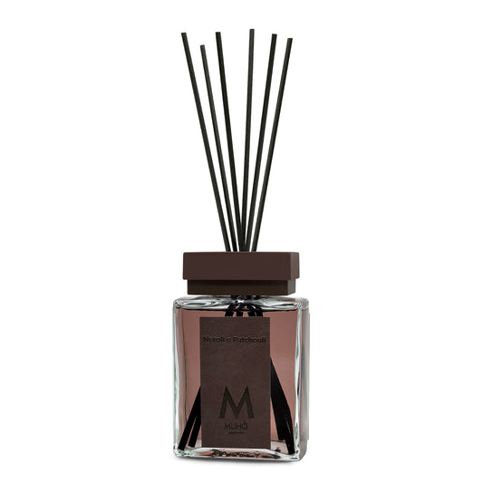 Profumatore d'ambiente con bastoncini in fibra, bottiglia in vetro rettangolare con 200 ml di fragranza e tappo in zama colorato. In negozio e online su tuttochic.it